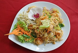 Restaurant-Speisekarte: Gebratene Nudeln mit Garnelen, Tofu, Ei und Gemüse (Phad Thai Gung)