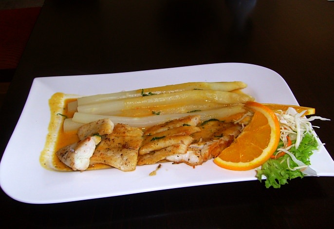 Restaurant-Speisekarte: Baramundifilet mit frischem Stangenspargel und thailändischem Gemüse (Spargelsaison)