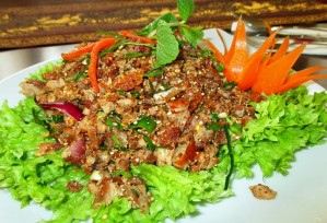 Restaurant-Speisekarte: Rindfleischsalat mit frischen thailändischen Kräutern (Yam Nua)