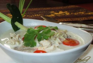 Restaurant-Speisekarte: Hähnchensuppe mit Kokosmilch, pikant (Tom Kha Gai)