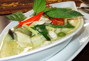 Restaurant-Speisekarte: Hähnchenbrustfilet in grüner Curry-Kokosmilch-Soße mit Bambussprossen (Gaeng Kiew Whan Gai)